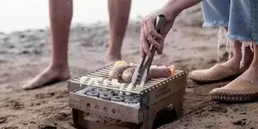 Casus Grill, churrasqueira descartável 100% biodegradável ideal para caravanas, autocaravanas, autocaravanas e 4x4 terrestres.