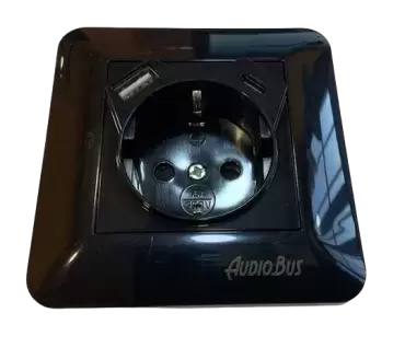 Tomada Shuko com 1 conector USB-A Quick Charge mais 1 conector USB-C, ideal para caravanas, autocaravanas e autocaravanas.