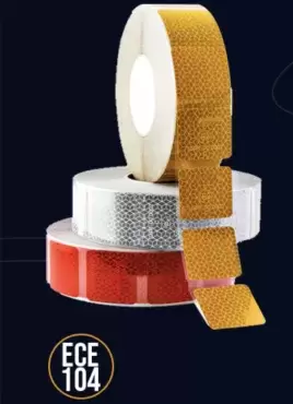 Fita refletiva vermelha segmentada curta Oralite VC 104 V 23 por metro homologada para caminhões e veículos de grande porte.