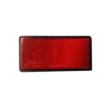 Catadióptrico adesivo retangular com contorno preto de 105x48 mm, cor vermelha para sinalização.