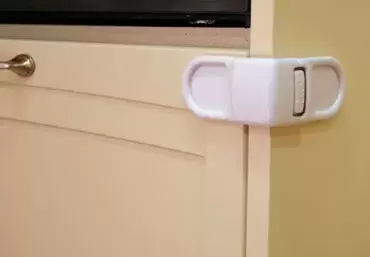Fechadura de retenção para gavetas e móveis em caravanas, autocaravanas e autocaravanas.