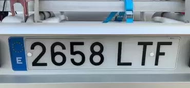 Placa de matrícula europeia 520x110 mm em metacrilato de alto impacto e muito flexível para todos os veículos.