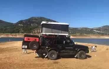 Tenda de teto branca EVASION XXL EVO modelo JAMES BAROUD com abertura horizontal.