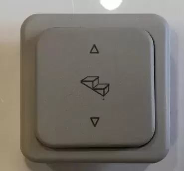 Interruptor CBE para degrau elétrico com moldura, cor cinza claro.