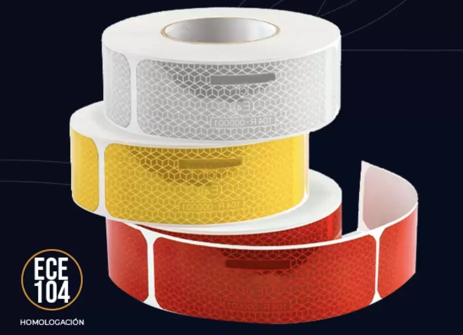 Cinta reflectante V 23 Amarilla discontinua larga Oralite VC 104 por metros homologada para camiones y vehículos de grandes dimensiones.